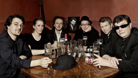 Foto von allen Mitgliedern des singenden Tresens