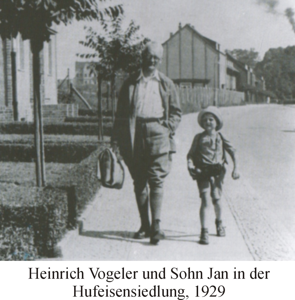 Heinrich Vogeler und Sohn Jan in der Hufeisensiedlung, 1929