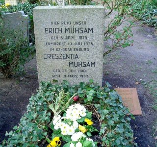 Mühsam Grabstein auf dem Waldfriedhof Dahlem.jpg
