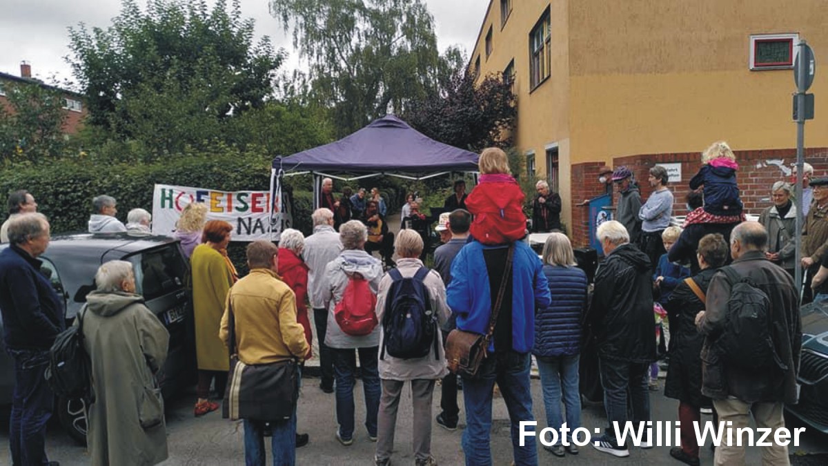 Foto der feierlichen Verlegung der Stoplersteine für Elfriede und Werner Schaumann