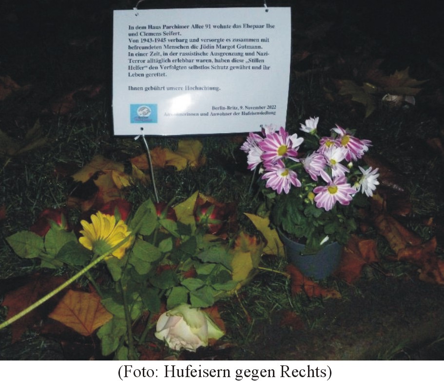 Ein Foto zeigt die niedergelgten Texte und Blumen