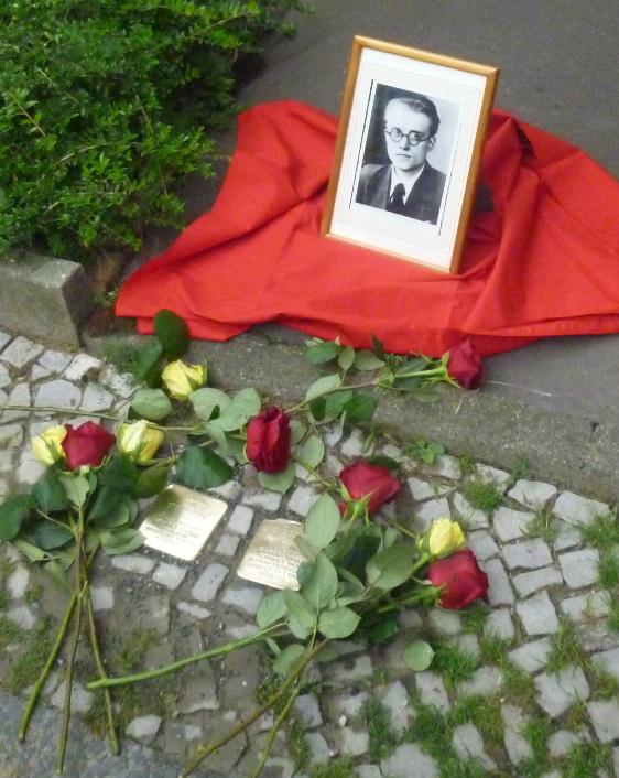 Ein Foto vom frisch verlegten Stolperstein