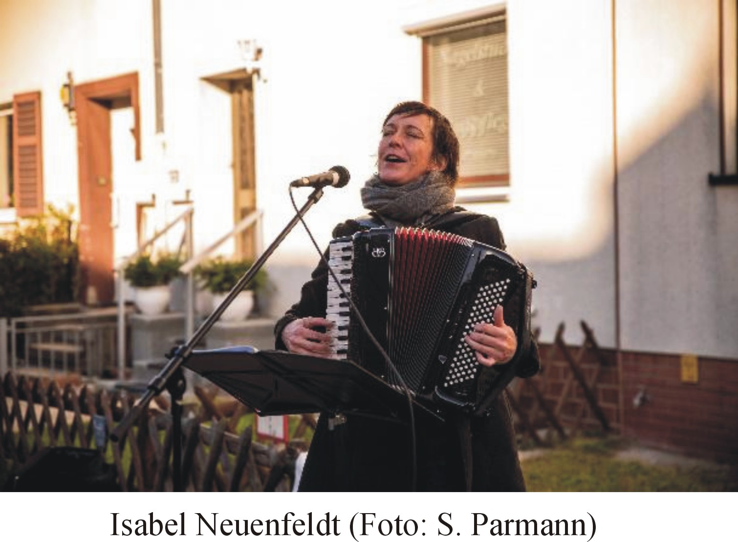 Isabel Neuenfeldt spielt ein Lied